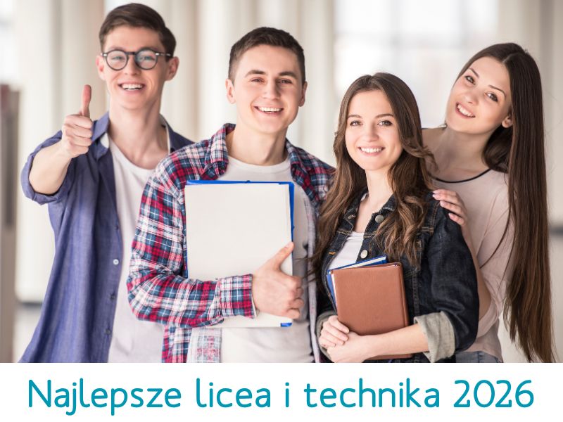 Czworo młodych ludzi stoi razem w jasnym wnętrzu szkoły. Uśmiechają się i patrzą w stronę aparatu. Trzy osoby trzymają zeszyty lub książki, jedna pokazuje kciuk w górę. Na dole grafiki widoczny jest napis: „Najlepsze licea i technika 2026”.
